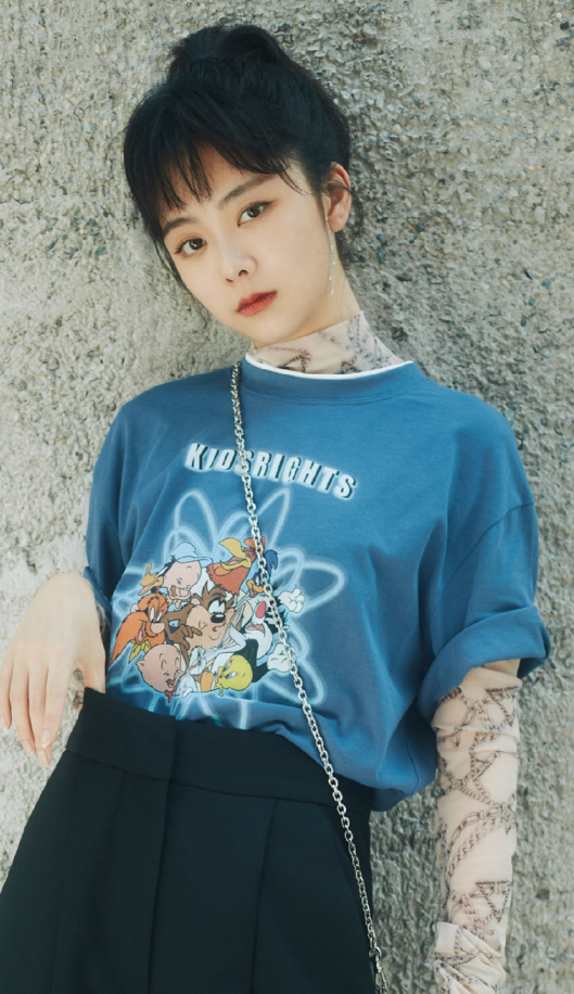 谭松韵扎起长发秒变“瓜子脸”，像换了个人似的