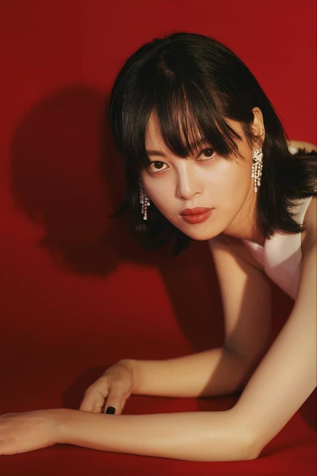 辛芷蕾只有发型吸引人?不,她的时尚首饰搭配更让人拍手叫绝!