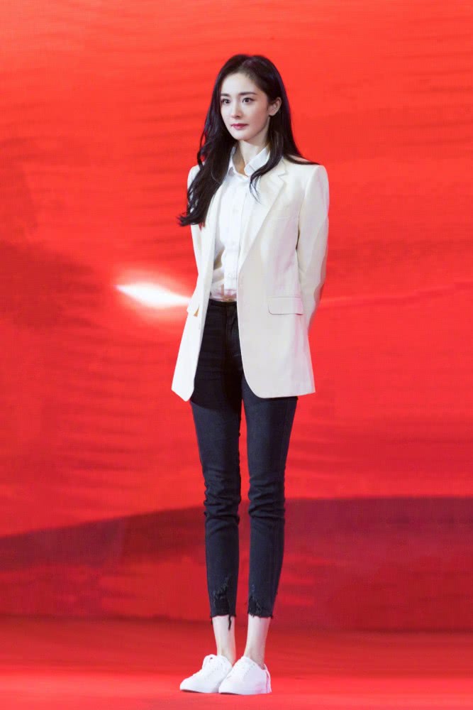 杨幂秀“漫画腿”,穿7分牛仔裤配小白鞋同框马伊琍不输气场