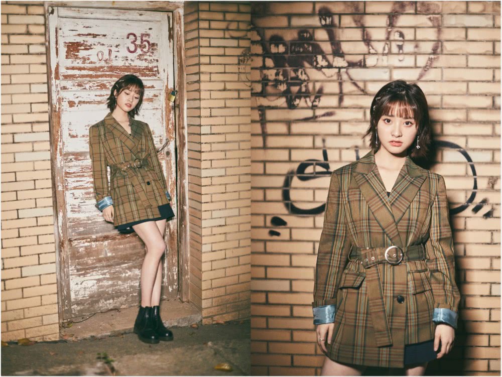 沈月穿短袖马甲配牛仔裤,戴白色发箍复古范十足