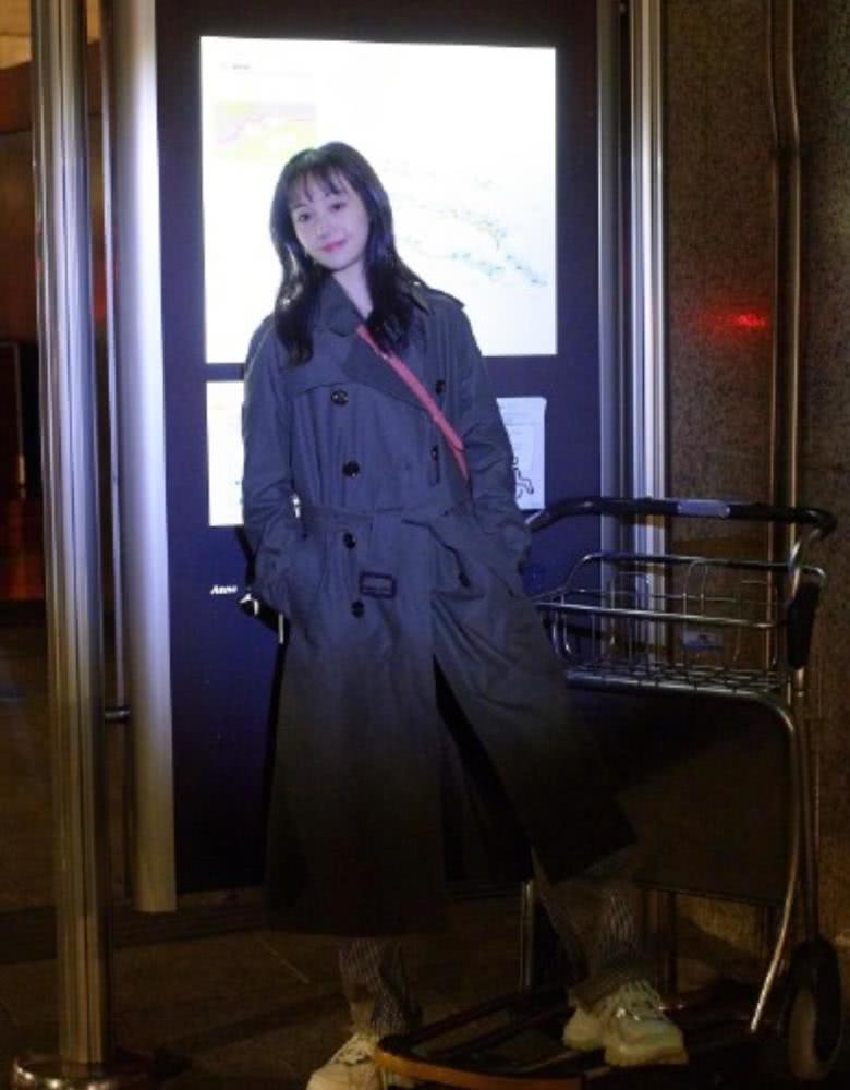 郑爽解锁新造型，小仙女摇身一变暗黑少女，百变风格美出新高度