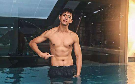 肖战和李现撞衫，同一身西服差别巨大，终于明白健身的重要性