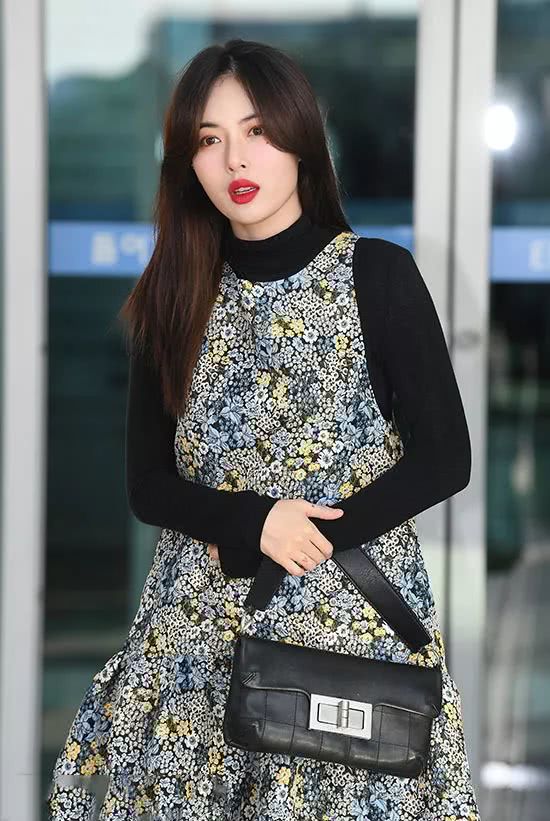 穿碎花“孕妇裙”走机场，这造型也太夸张了。你还爱这样的泫雅吗？