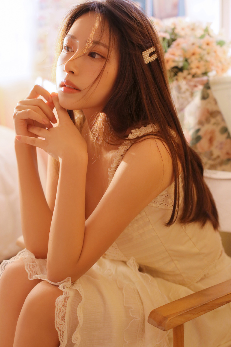 长发美女清新温婉吊带裙性感撩人写真