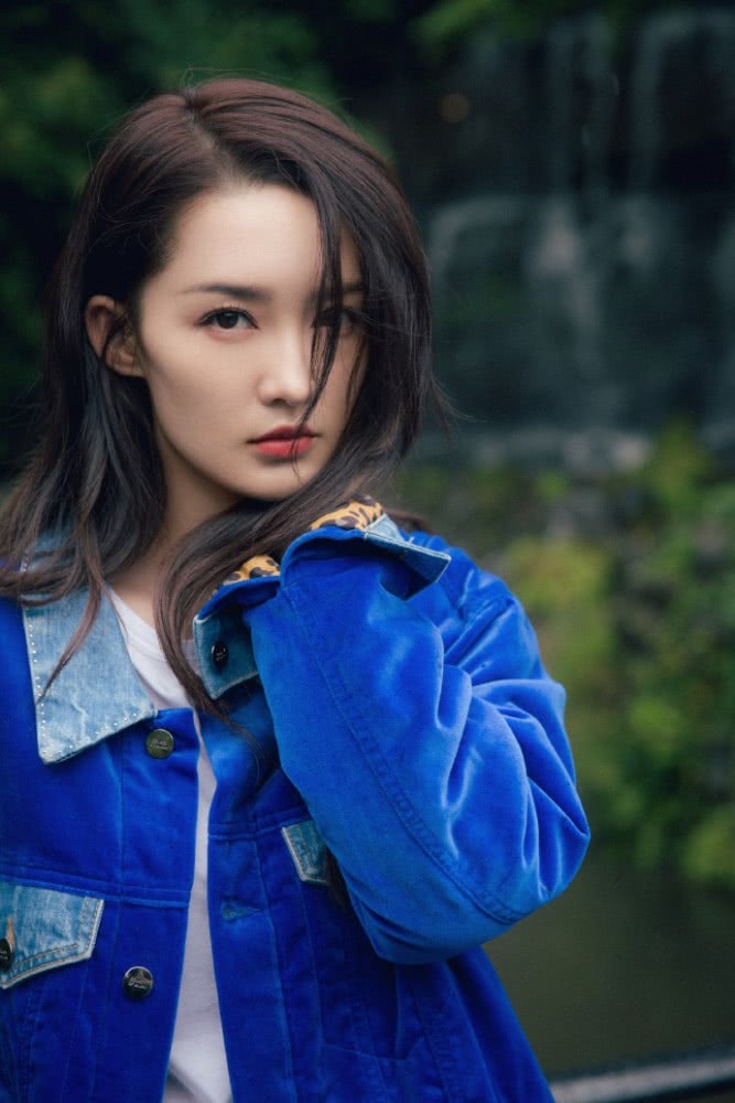李沁真乃人间绝色,“少女脸”轻松切换“熟女脸”,一抹红唇就搞定
