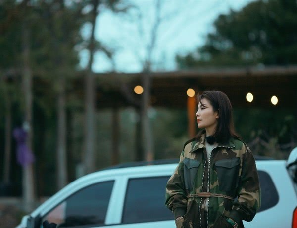 刘涛把硬汉迷彩穿出时尚感,军旅风LOOK又美又飒