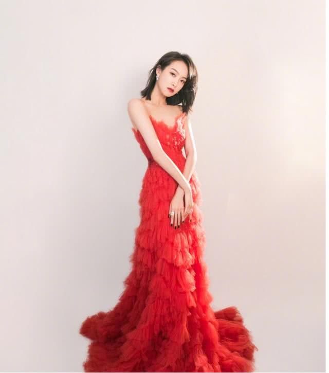 宋茜气质好又瘦任性穿,紫色亮面连衣短裙配长筒靴满满少女感