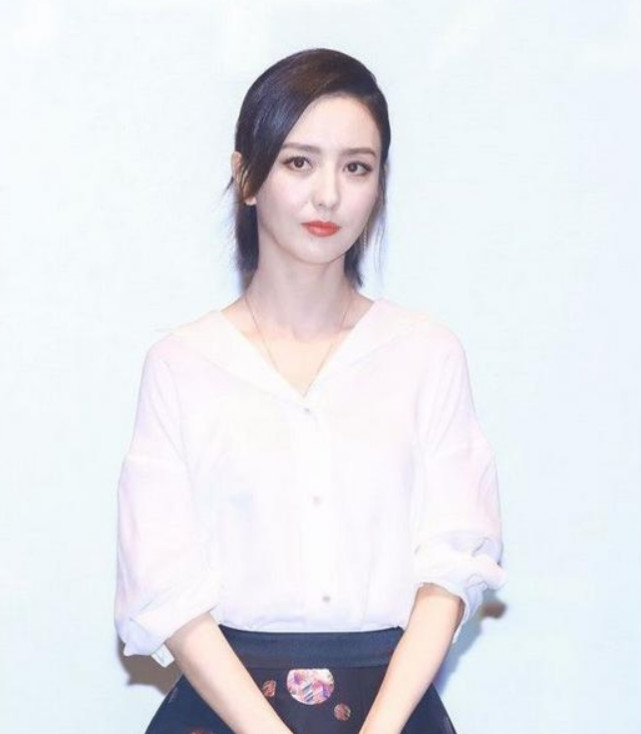 35岁佟丽娅近照老成这样，皮肤松弛疲态尽显，化浓妆也藏不住！