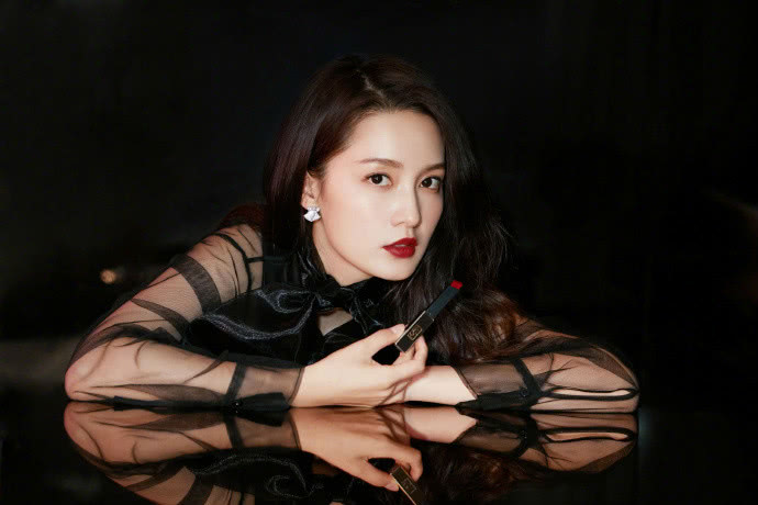 李沁真乃人间绝色,“少女脸”轻松切换“熟女脸”,一抹红唇就搞定