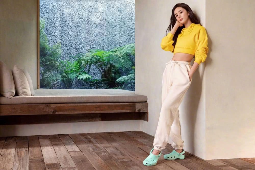 杨幂离婚后大胆挑战马卡龙色毛衣,意外很惊艳!