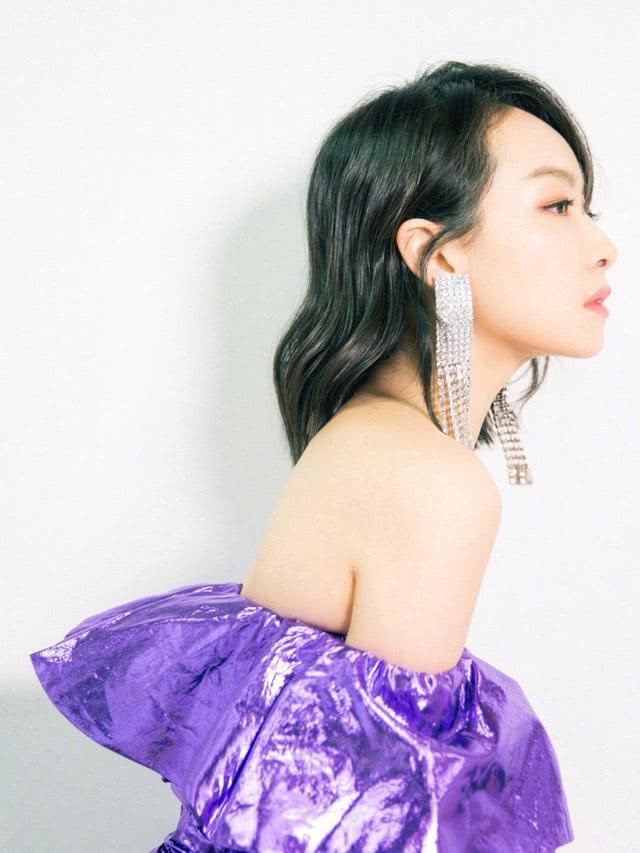 宋茜气质好又瘦任性穿,紫色亮面连衣短裙配长筒靴满满少女感