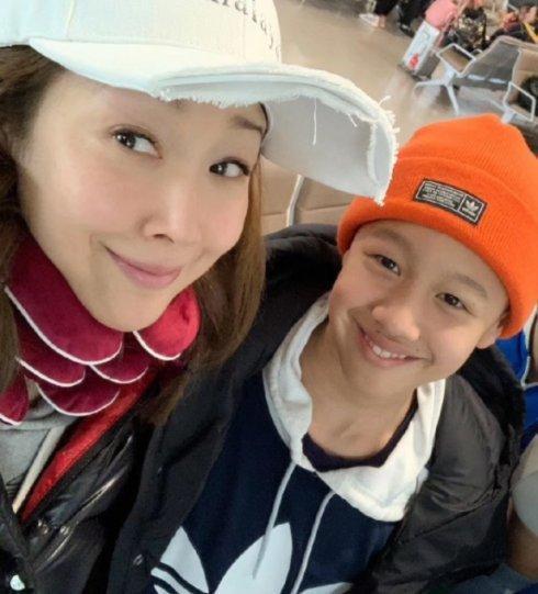 她凭一首歌红遍全国,3任男友身亡入狱破产,被讽最克服的女明星