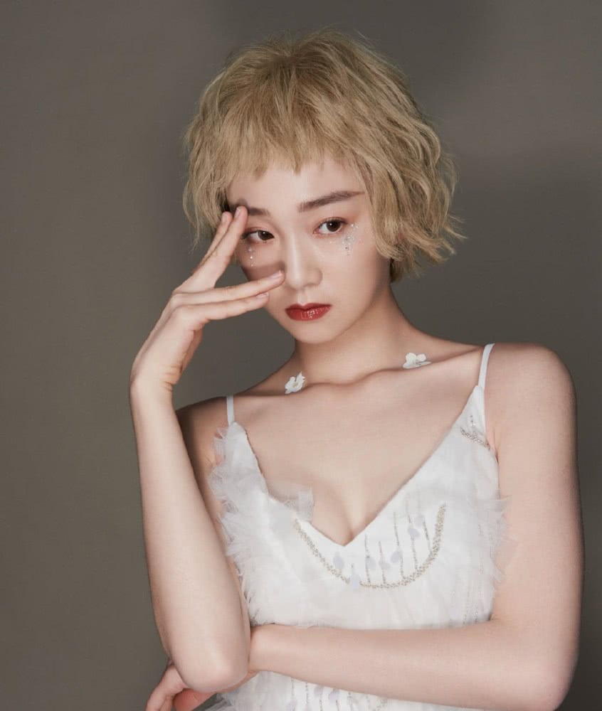 李子璇最新搭配穿V领吊带,配亚麻色短发超时髦