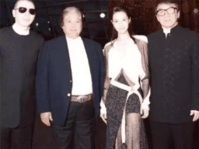 冯小刚捧红她,成龙接着捧,洪金宝等着捧,网友:这是什么情况?