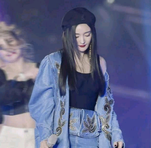 有一种不好好穿衣叫杨幂！台上故意掀开外套，却忘记穿的吊带背心