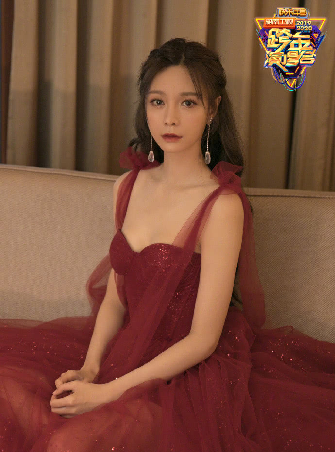 湖南卫视跨年演唱会:女主持妆容发型美到哭,谢娜成顶流爆热搜!