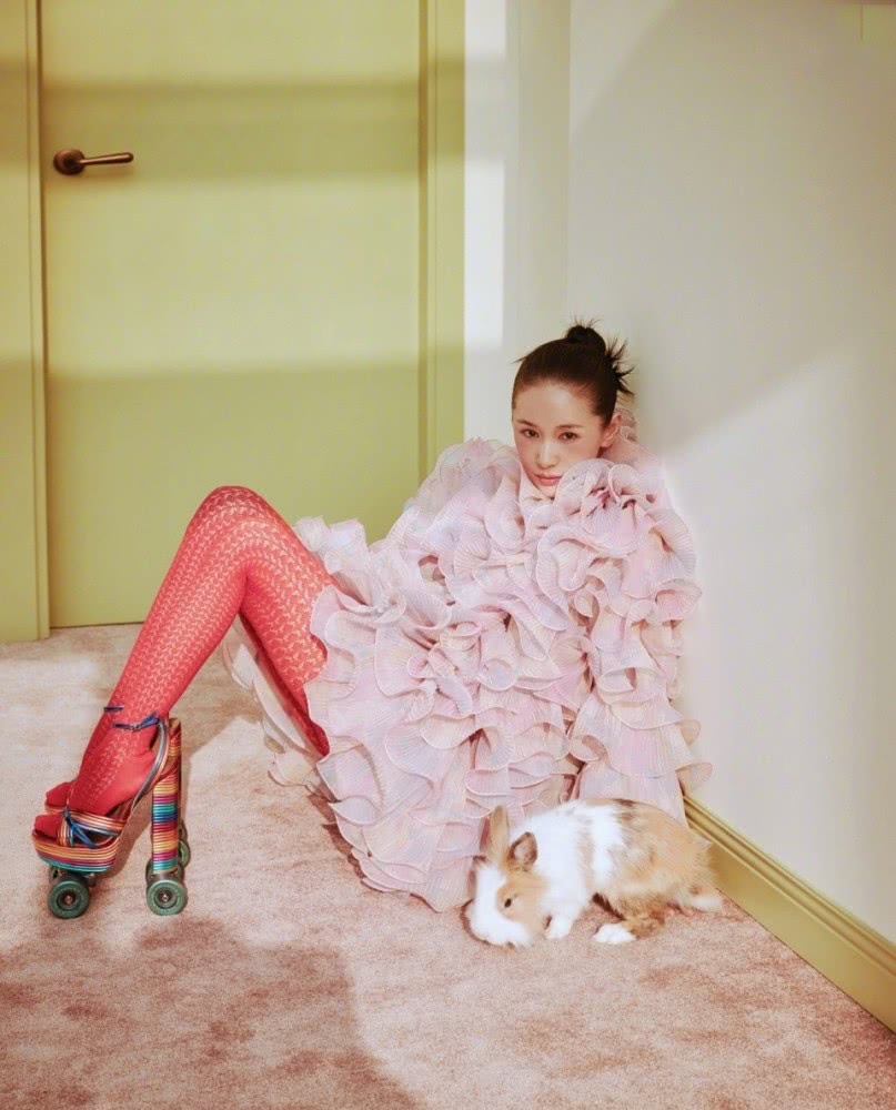 王子文携手《瑞丽》杂志,穿粉色花边裙搭红丝袜亮相,十分惊艳
