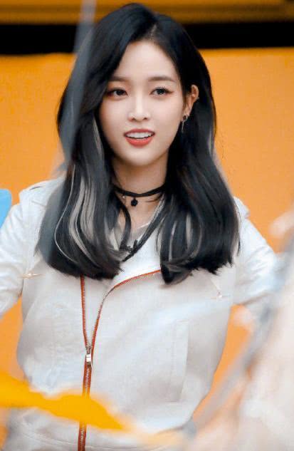 秋冬时节不会穿衣,吴宣仪的4套穿搭技巧让你一不小心变成时髦精