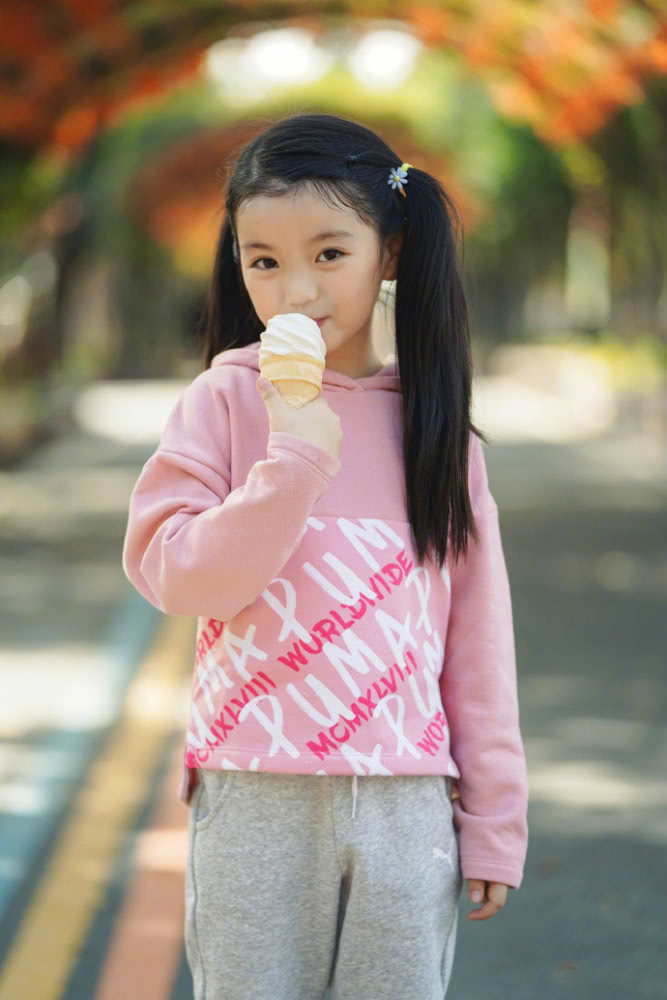 阿拉蕾长大了!穿“民族裙”跳舞有模有样,年纪小却是公认时尚咖