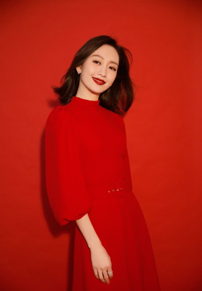 王鸥新年装太喜庆,凹红色系穿搭优雅又有气质