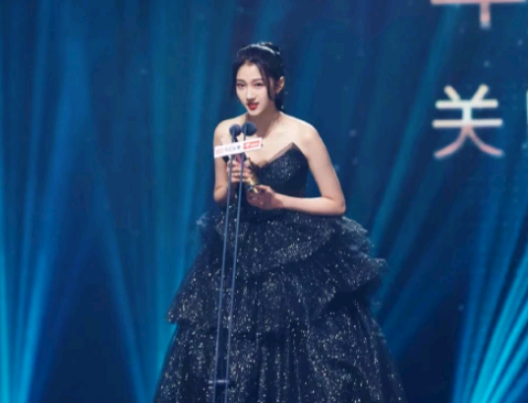 22岁关晓彤与27岁热巴同框侧脸,一个青春靓丽,一个明艳动人