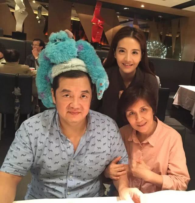 女星父亲病重,看女儿走红毯直播血压波动死亡,面带笑容安详离世