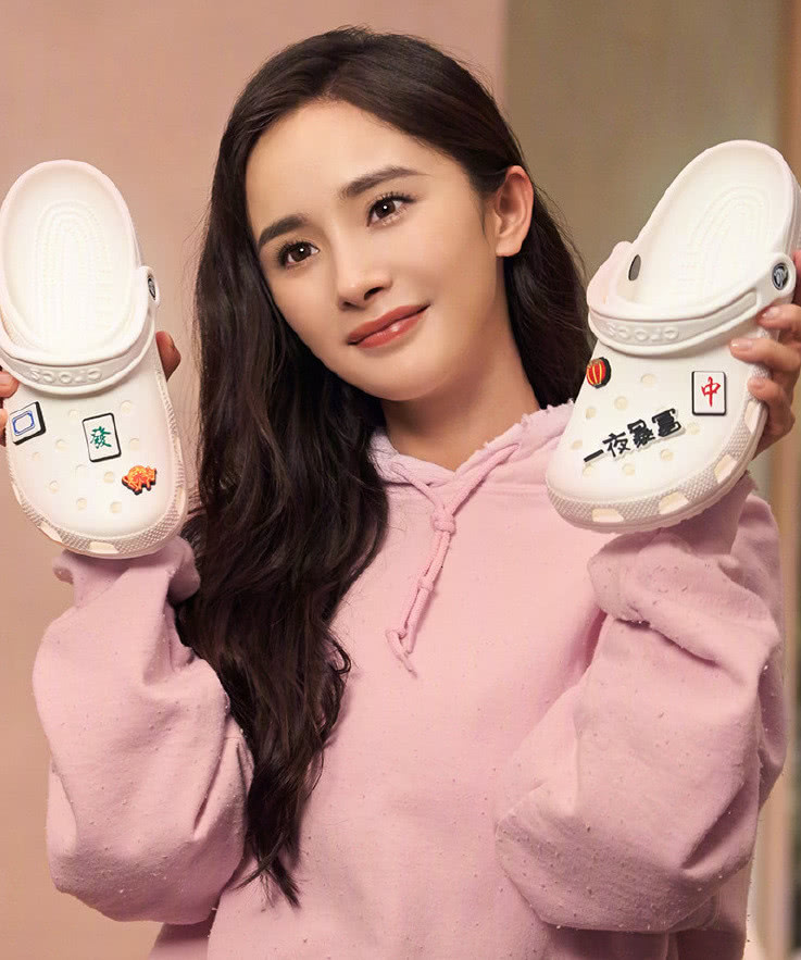 杨幂离婚后大胆挑战马卡龙色毛衣,意外很惊艳!