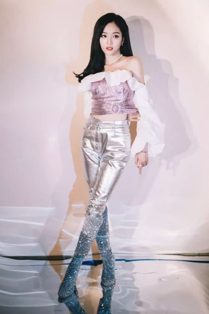 露脚踝已经过时了，学吴宣仪这样穿最潮流