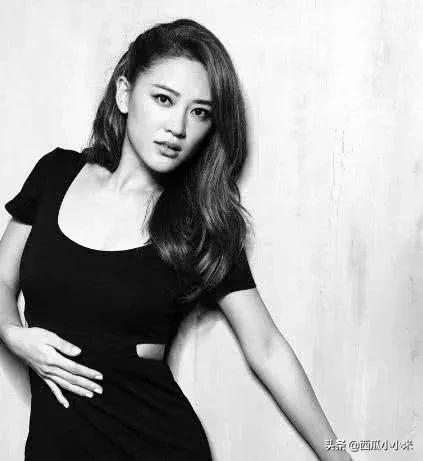 难怪应采儿要一直露额头了，看到“齐刘海”后，网友：判若两人！