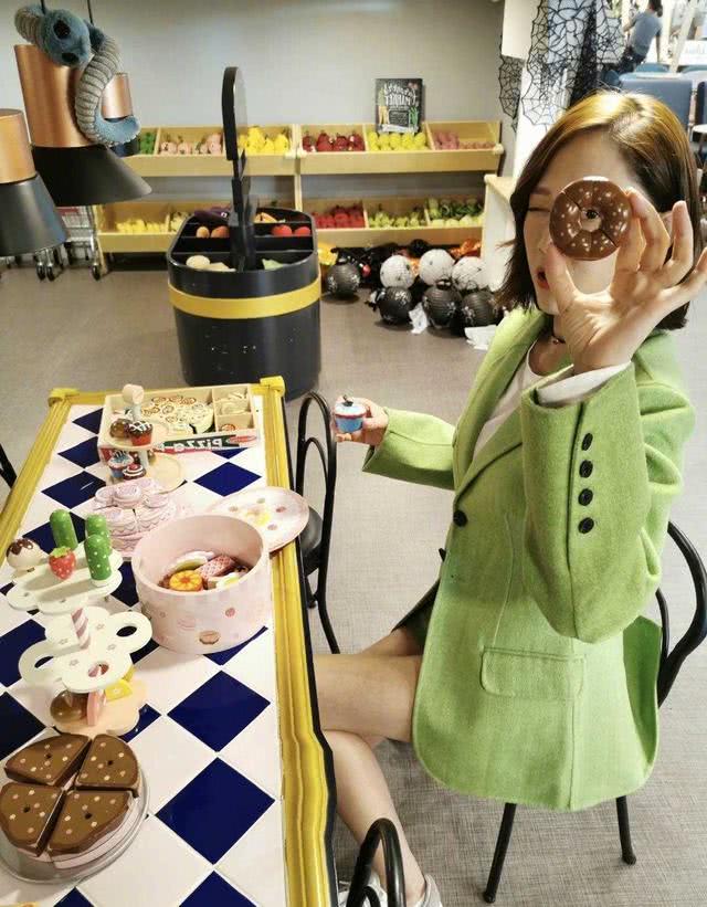 陈乔恩换摩卡波波头太时髦,牛油果绿西装配短裤气质惊艳!
