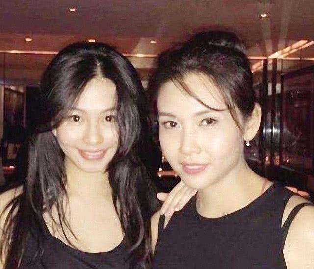 低调结婚20年了，现是三个女儿的母亲，亦是我们儿时的女神