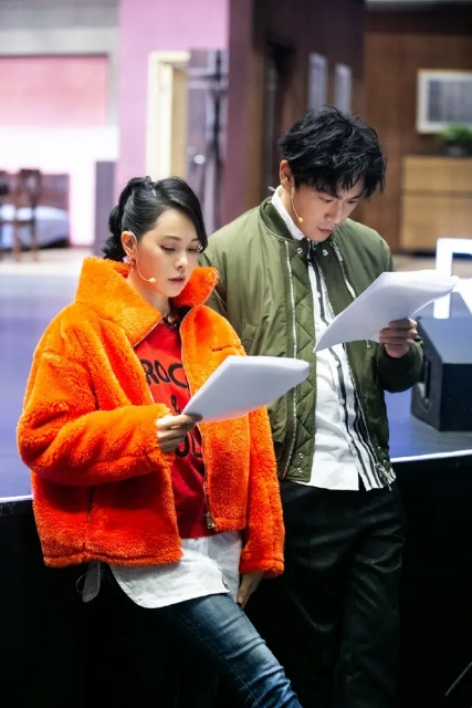 伊能静裸色连衣裙配长卷发,50岁美过24岁少女