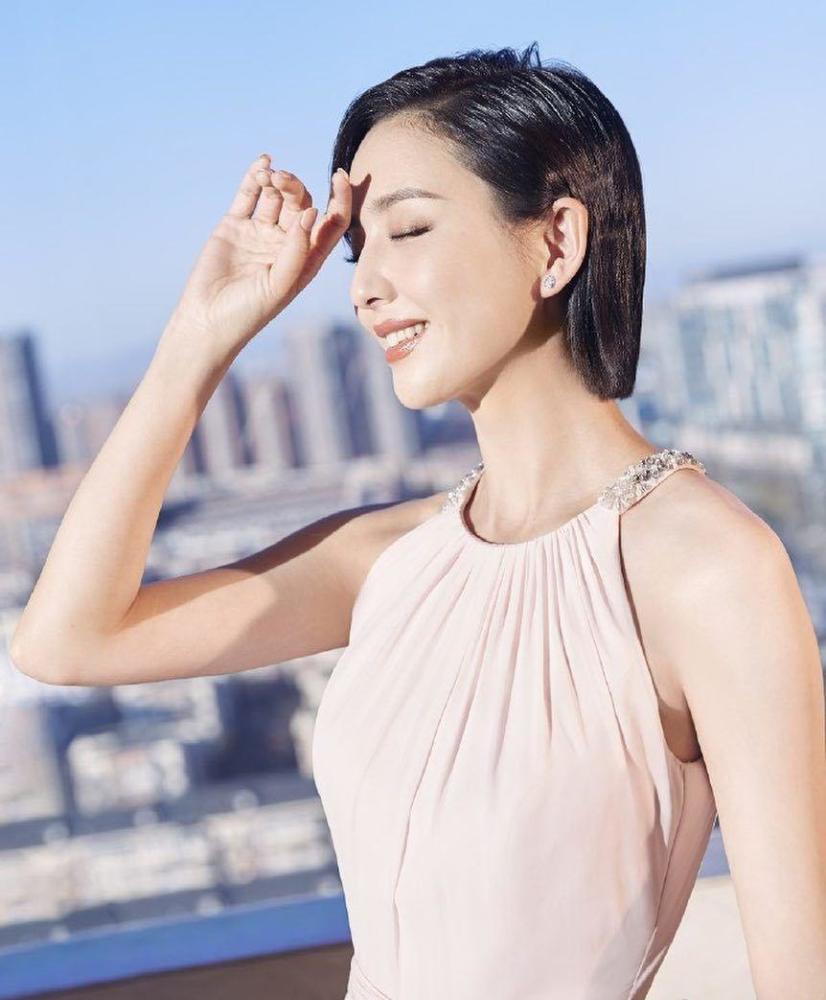 佟丽娅清爽短发好美，穿搭风格越来越甜美，优雅大气超有范儿！