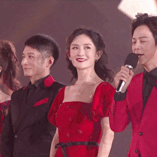 湖南卫视跨年演唱会:女主持妆容发型美到哭,谢娜成顶流爆热搜!