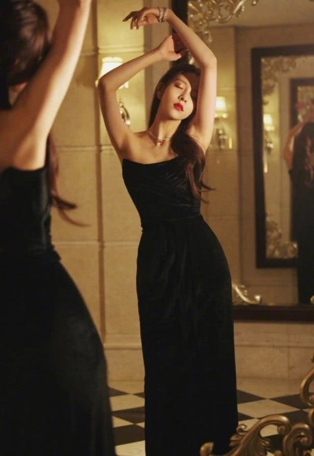 宋妍霏穿无肩带长裙抬手后,腋窝成直男们的最爱