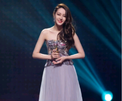 22岁关晓彤与27岁热巴同框侧脸,一个青春靓丽,一个明艳动人