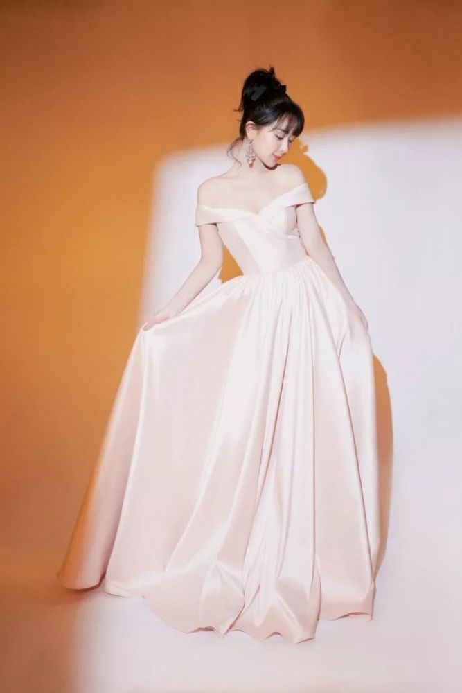 杨紫穿粉色小礼服,换发型瘦下来尖下巴都快成蛇精脸了