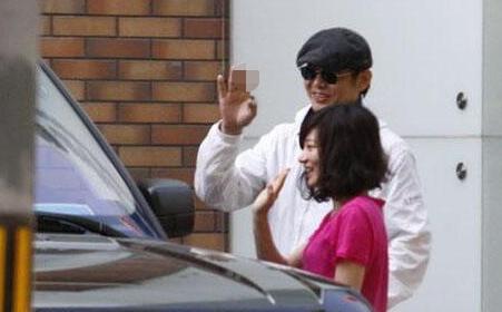 他曾是央视名嘴，和董卿恋爱6年无果，今56岁老来得子