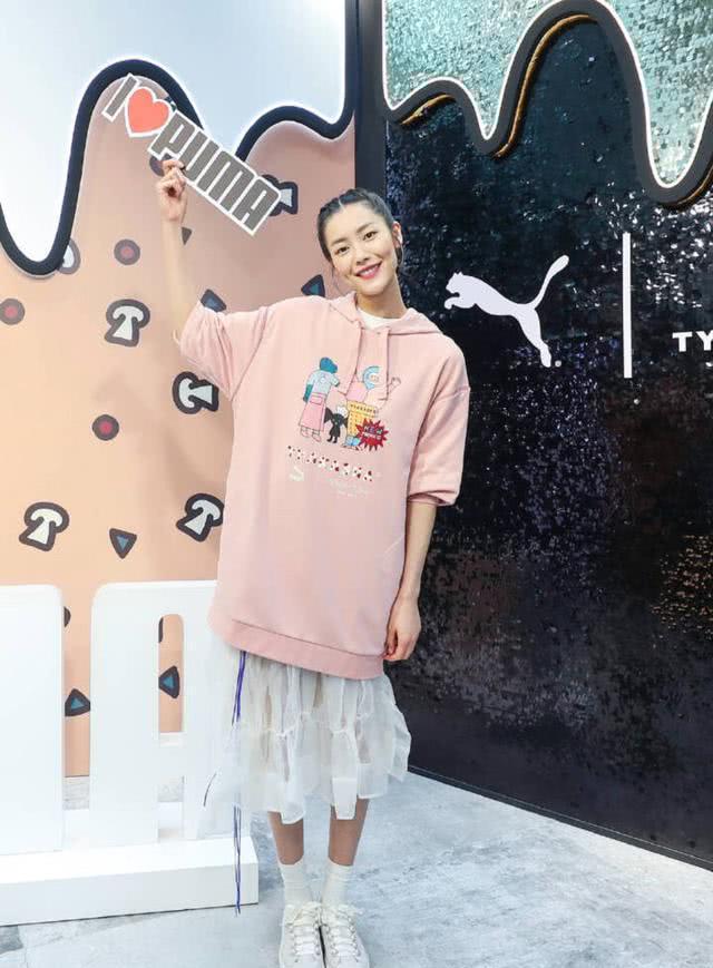 卫衣还可以这样穿？大表姐刘雯穿出了时尚减龄感，你也试试？