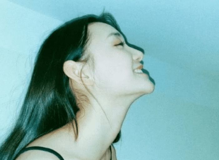 19岁蒋依依“发育过猛”?大胆穿性感吊带自拍,这身材不只是少女