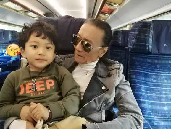 谢霆锋父亲年轻时有多厉害?一部电影的片酬,就装了4个箱子!