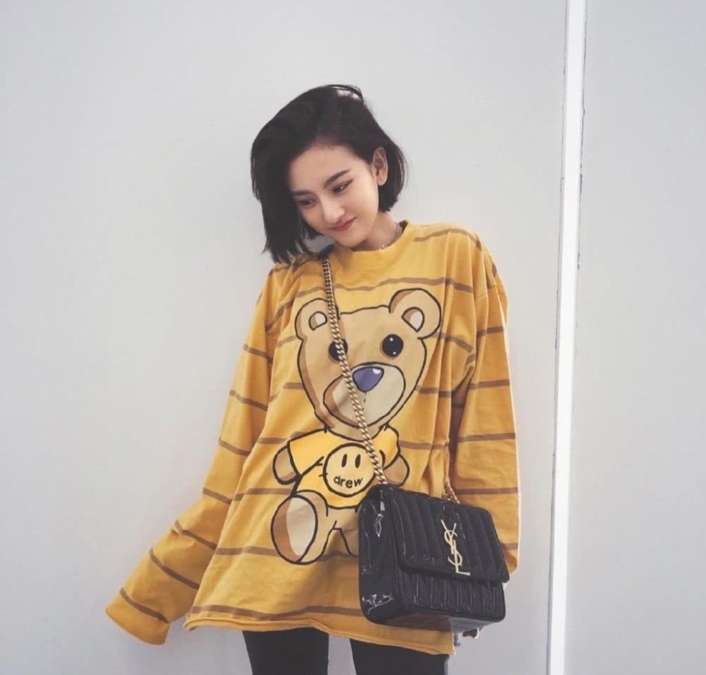 美女宋祖儿私服穿小熊卫衣紧身裤,秀双腿被怒赞:不敢P系列