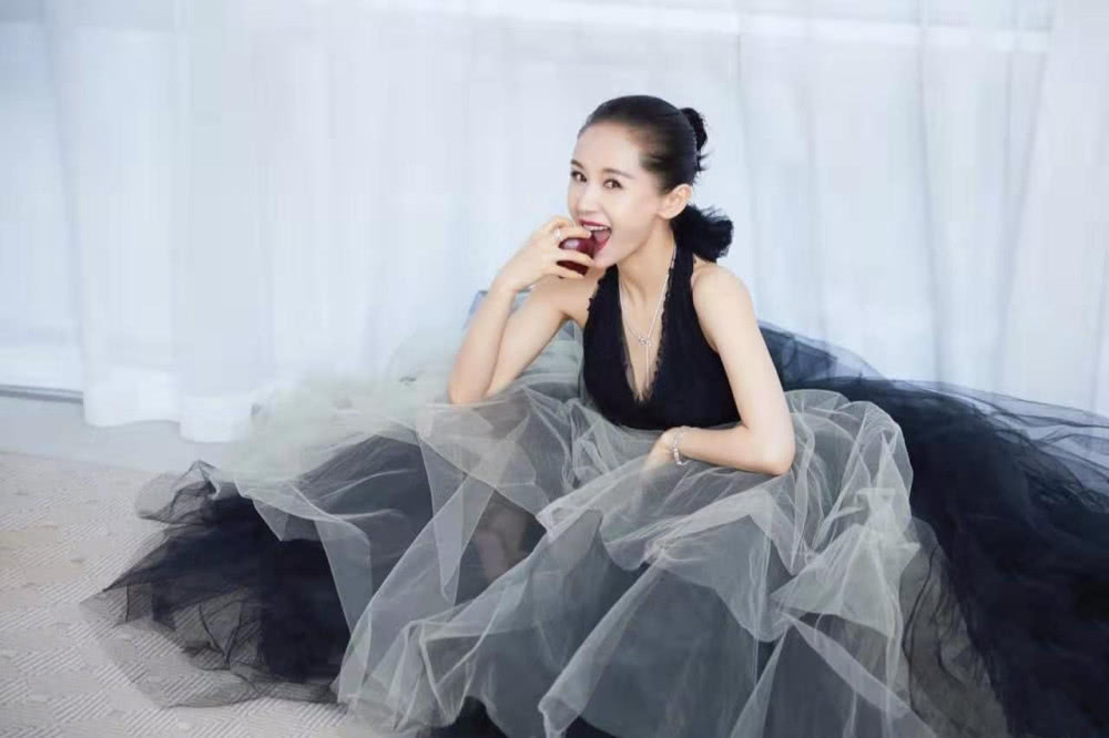 王子文鱼鳞套装裙太性感，换披肩长发配大红唇气场全开