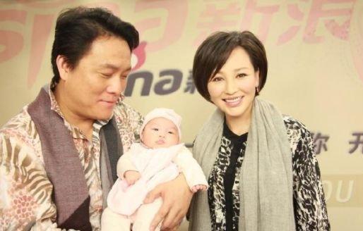 她裸嫁穷光蛋，北漂住6平米“婚房”，恩爱25年，今资产数不尽