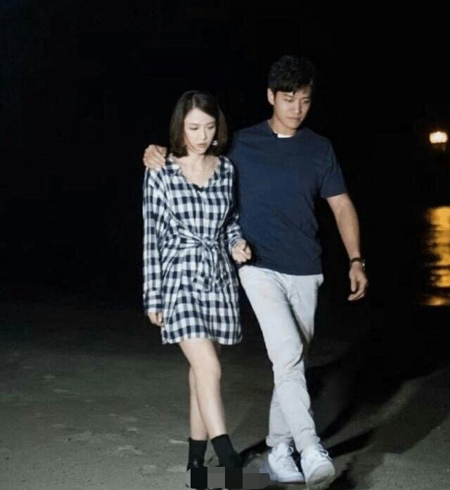 40岁陈乔恩找到真爱or被骗？与艾伦甜蜜约会，吐舌靠肩互相夹菜