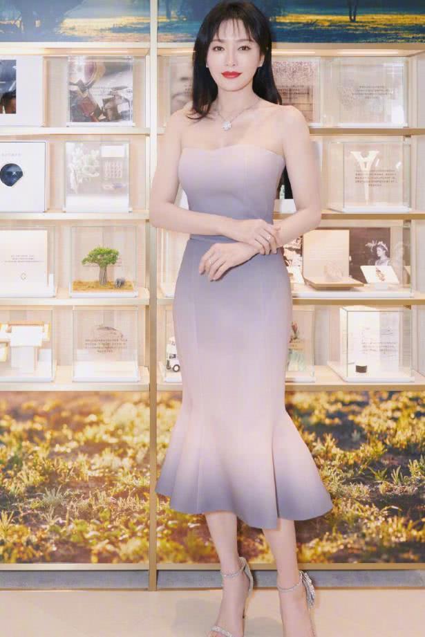 秦岚的身材未免太好了吧,这么紧的“人鱼裙”都能挤进去