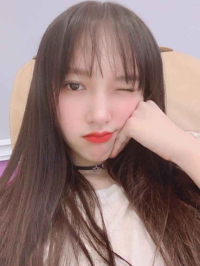 2020年流行程潇这种“温柔色”,程潇示范减龄还显白