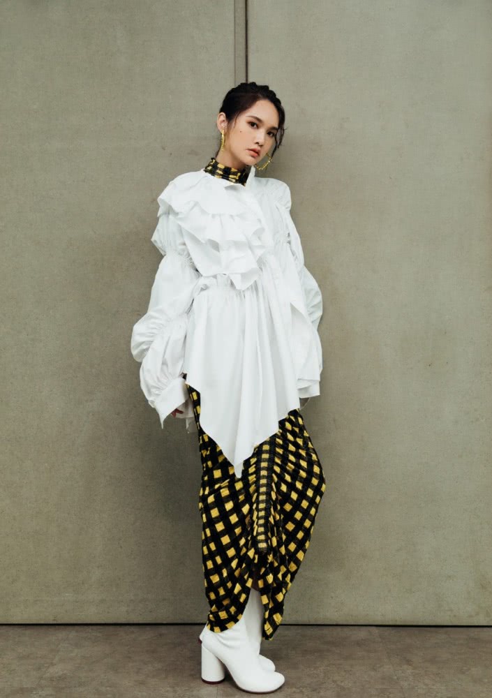 还以为杨丞琳“报纸补丁”裙够吸睛了，直到看见耳环：闪电彩钻