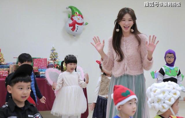 林志玲晒与老公牵手照庆祝元旦，配文字里行间满满的爱意