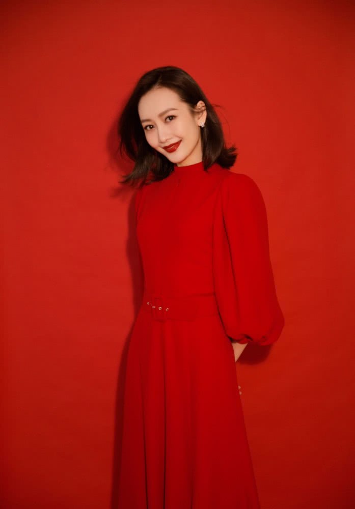 王鸥新年装太喜庆,凹红色系穿搭优雅又有气质
